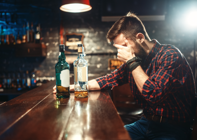 Drinking Alone Linked to Alcohol Abuse in Mid-30s